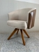 Poltrona Julia Giratoria com Couro Pes Madeira - Luxo Decor